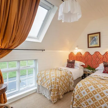 Pocket Luxury 18th Century Tiny In Picturesque Village With Pubs