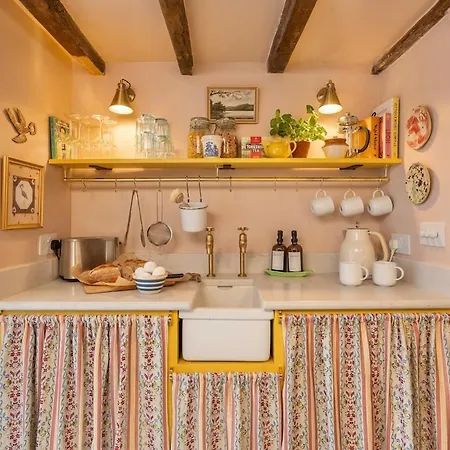 Pocket Luxury 18th Century Tiny In Picturesque Village With Pubs Semesterbostad *