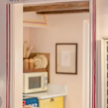 Pocket Luxury 18th Century Tiny In Picturesque Village With Pubs *