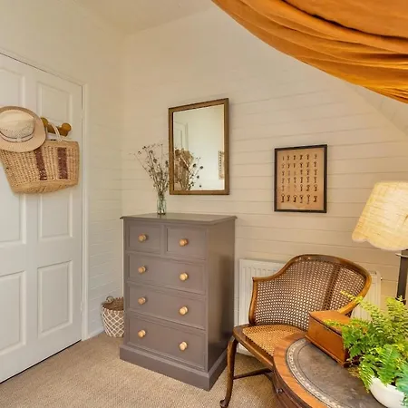 Pocket Luxury 18th Century Tiny In Picturesque Village With Pubs